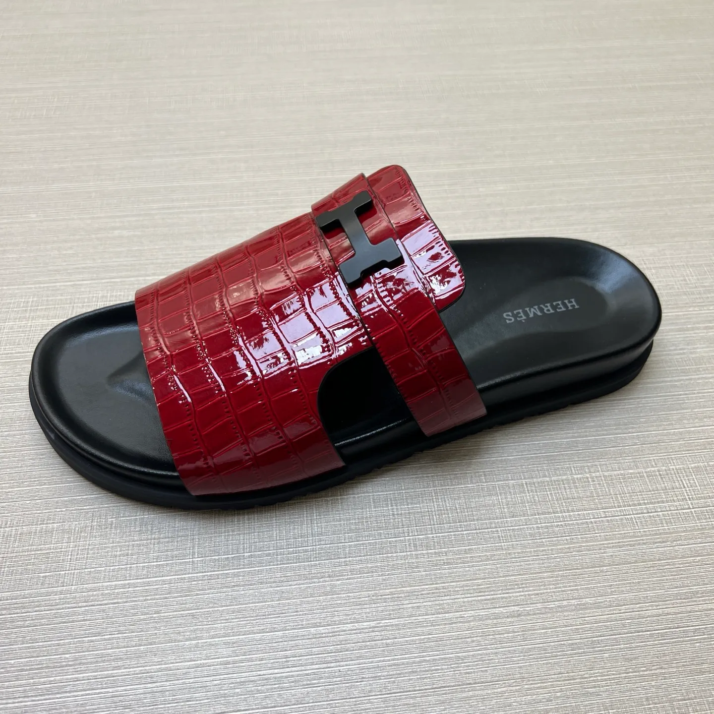 [H Family Hermès] P: 360💰 Size: 38-45 Hermes Men’s Kazimir Slippers - 2025 Summer New Hermès Same as the original version, with colored cowhide surface + rubber combined sole, handmade by master-level craftsmen! ❥High-end customization, exclusive products, the highest version in the industry.